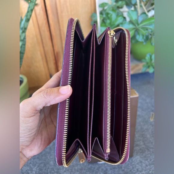 Louis Vuitton Round Zipper Vernis - Picture 6 of 13